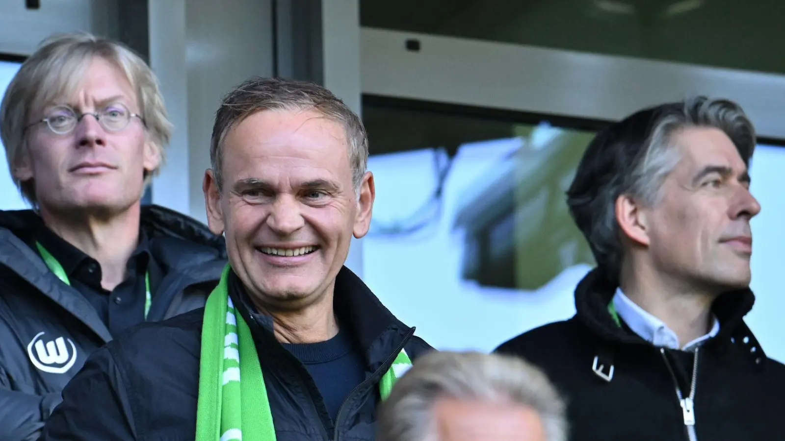 VW-Chef Oliver Blume (M) beim Heimspiel des VfL Wolfsburg. (Archivbild) (Foto: Swen Pförtner/dpa)