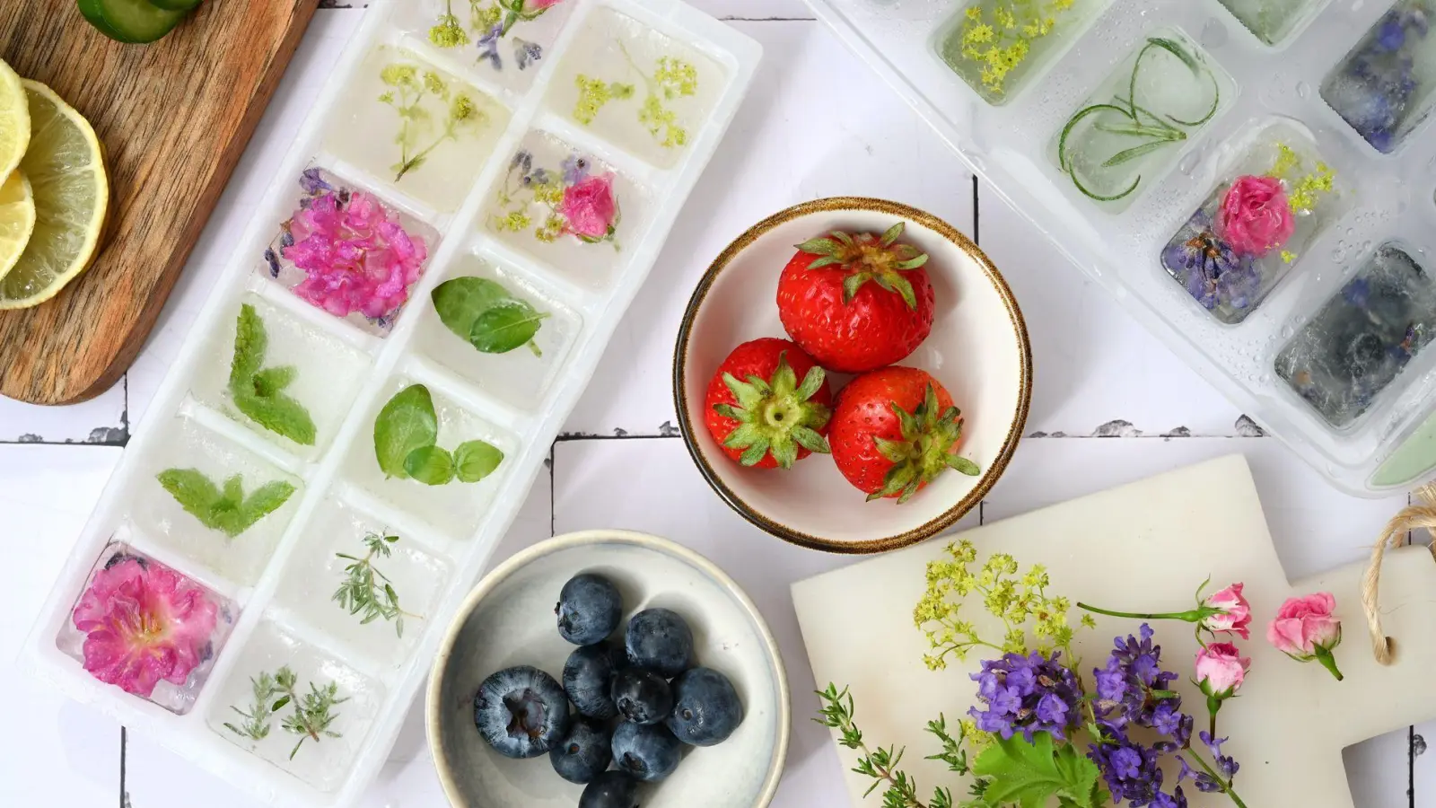 Durch schichtweises Einfrieren von Beeren, Blüten und Kräutern werden einfache Eiswürfel zu kleinen Kunstwerken. (Foto: Julia Uehren/loeffelgenuss.de/dpa-tmn)