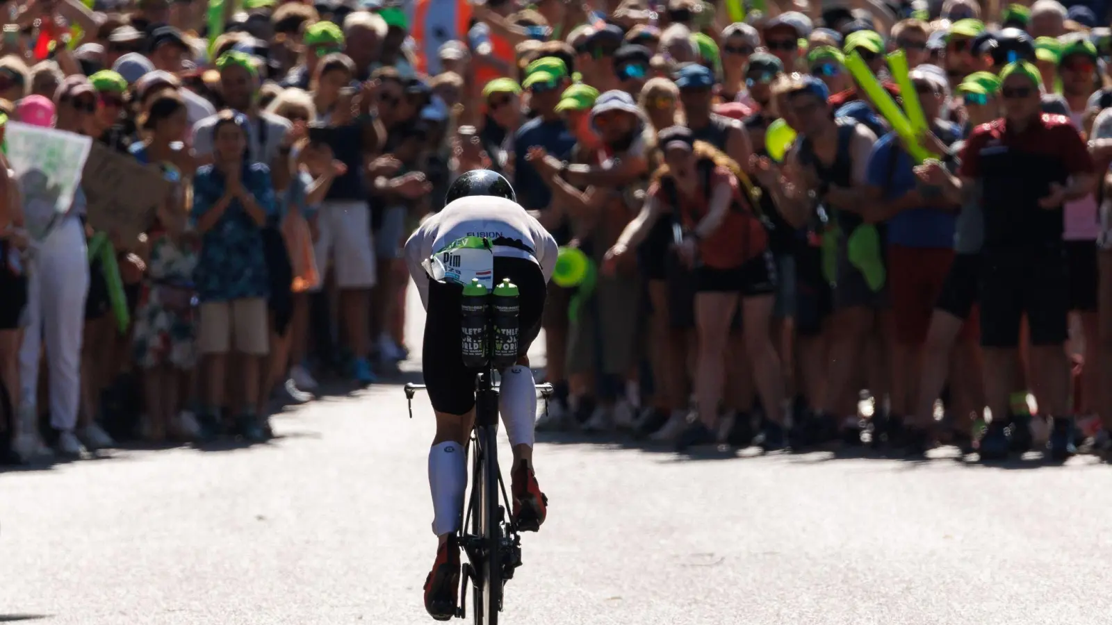 Pim Van Diemen, Triathlet aus den Niederlanden, fährt beim Datev Challenge Roth während der Radetappe am Solarer Berg. (Foto: Daniel Karmann/dpa)