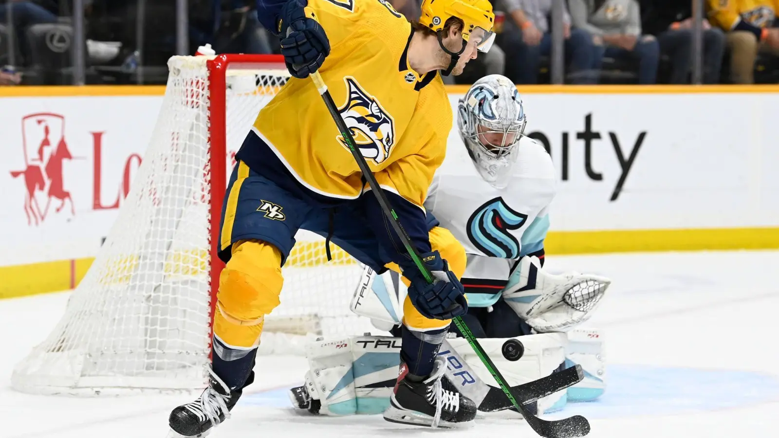 Goalie Philipp Grubauer (r) setzte sich mit Seattle in Nashville durch. (Foto: Mark Zaleski/FR170793 AP/AP)