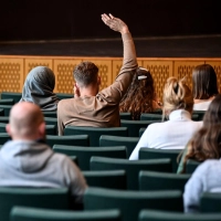 Studierende sollten genau abwägen, welche Versicherung über das gesamte Studium hinweg die beste für sie ist.  (Foto: Britta Pedersen/dpa-Zentralbild/dpa)