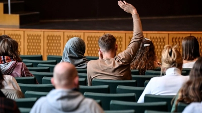 Studierende sollten genau abwägen, welche Versicherung über das gesamte Studium hinweg die beste für sie ist.  (Foto: Britta Pedersen/dpa-Zentralbild/dpa)