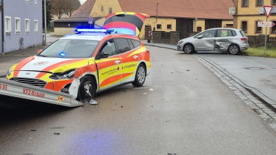 In einer Rechtskurve im Ansbacher Ortsteil Katterbach kam der Fahrer des Rotkreuz-Wagens auf die Gegenfahrbahn.  (Foto: NEWS5 / Markus Zahn)
