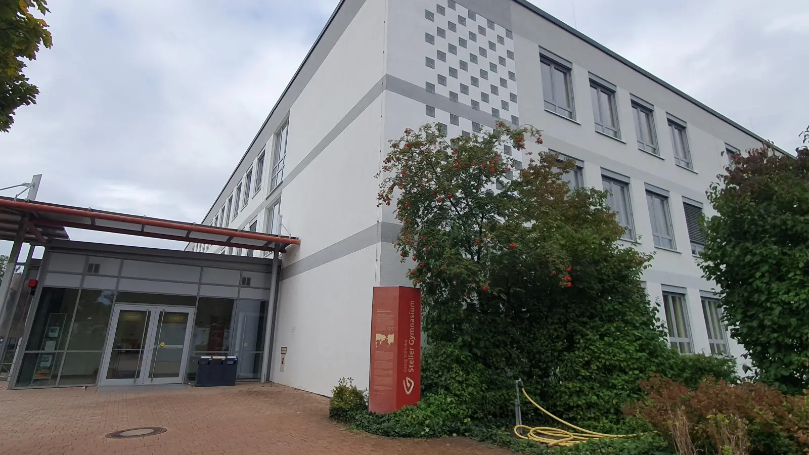 Das Steller-Gymnasium in Bad Windsheim hat noch Platz – so viel, dass es ab dem nächsten Schuljahr wohl auch für die Unterbringung der Landkreis-Pflegeschule reicht. (Foto: Anna Franck)