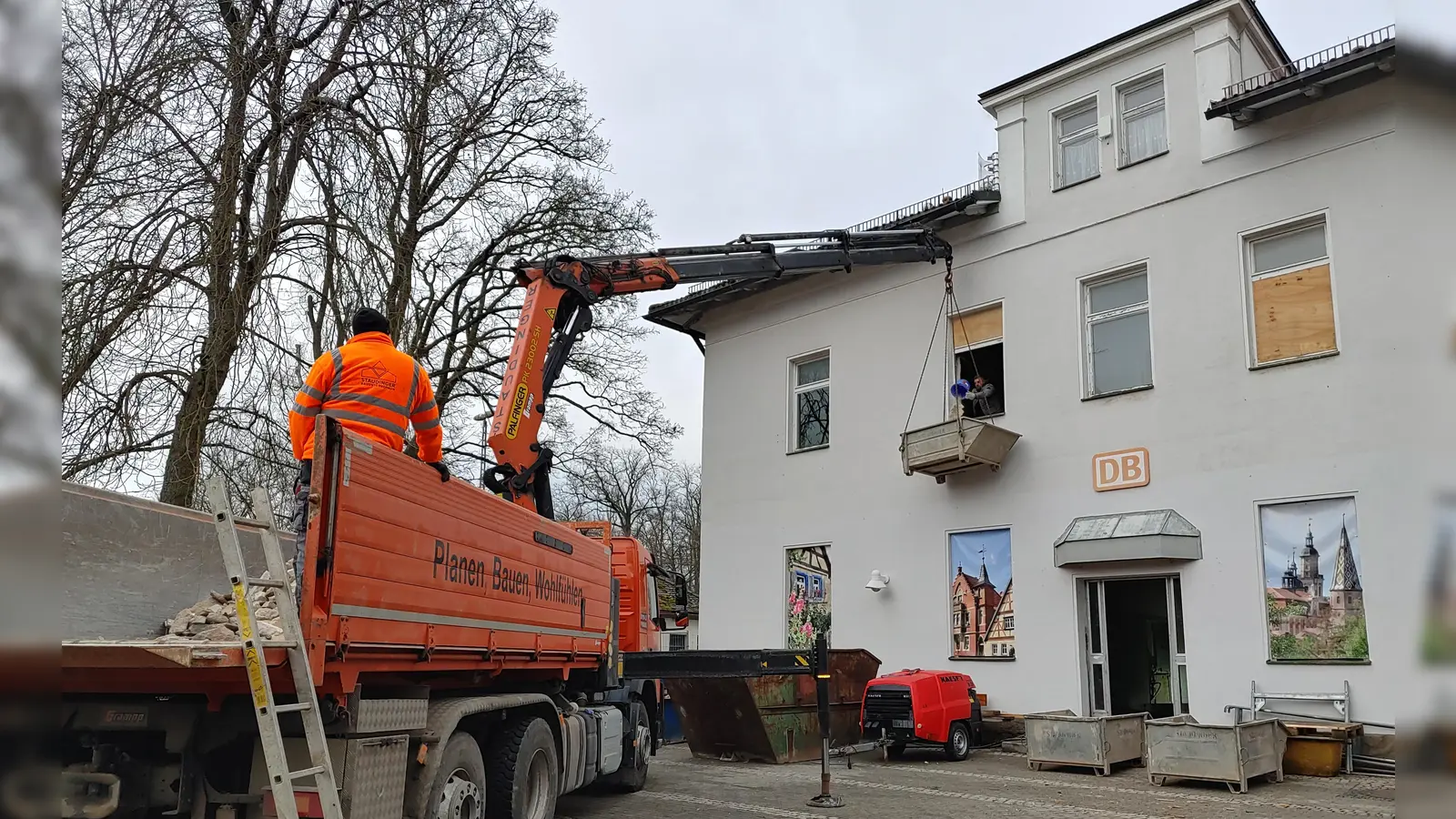 Im alten Bahnhofsgebäude soll bis zur Landesgartenschau 2027 ein Inklusionscafé entstehen. Noch hakt es, die Bahn willigt einfach nicht ein. (Foto: Katrin Merklein)