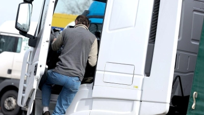 Den ganzen Tag hinterm Steuer: Berufskraftfahrer können mit einfachen Übungen in den Pausen Muskeln und Gelenke kräftigen. (Foto: Uwe Anspach/dpa/dpa-tmn)