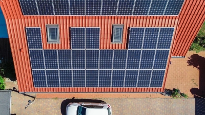 Wer eine Photovoltaikanlage auf dem Dach hat, kann mit einem Batteriespeicher den erzeugten Strom auch später nutzen. (Foto: Patrick Pleul/dpa/dpa-tmn)