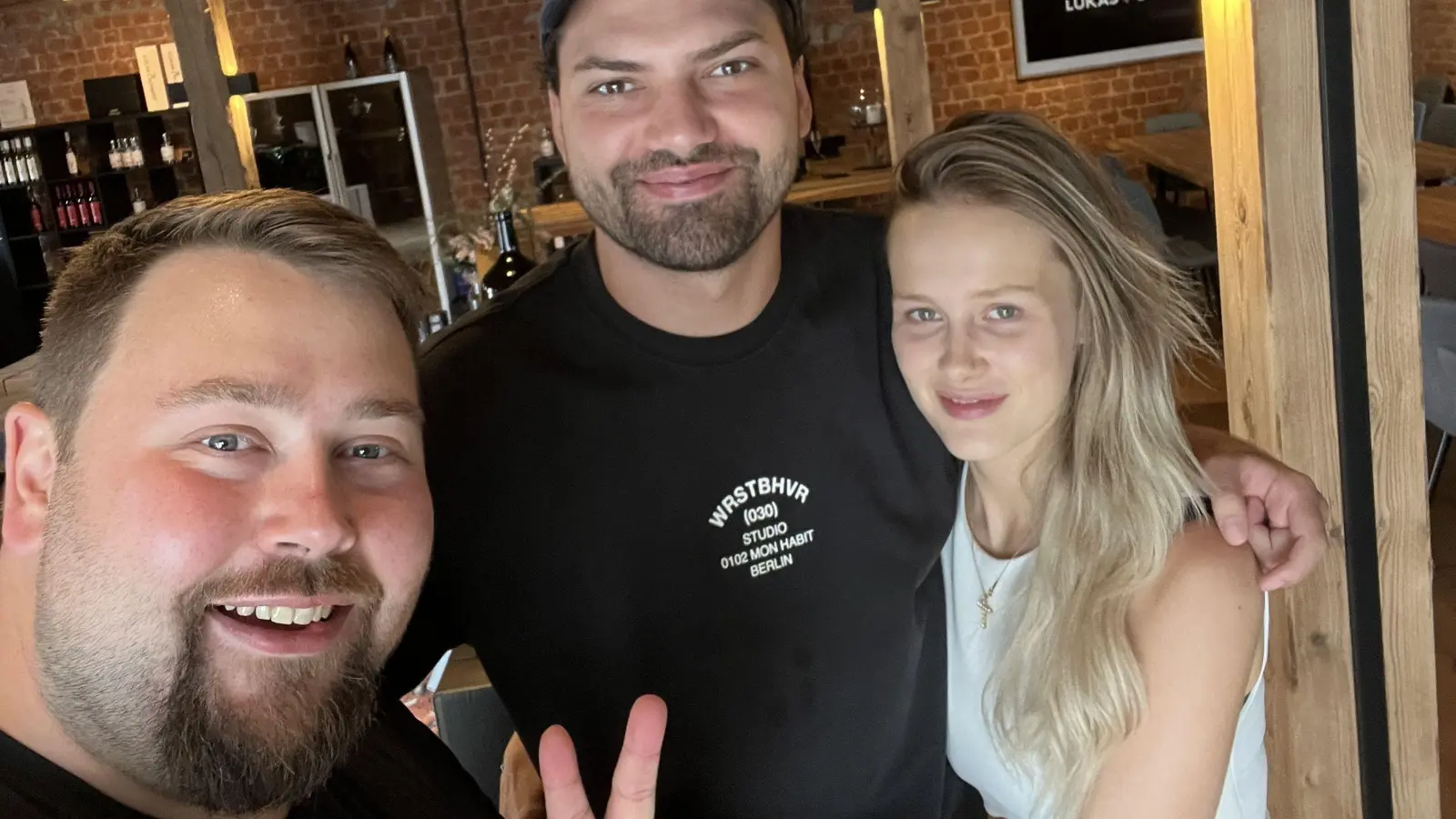 Der Gamechanger Wein wurde von Winzer Lukas Schmidt (links), Jimi Blue Ochsenknecht und Laura-Marie Geissler kreiert. (Selfie: Lukas Schmidt)