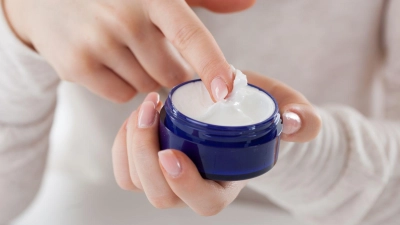 Für den Schönheitsschlaf: Müssen gute Nachtcremes teuer sein? Und welche Inhaltsstoffe sind gut für die Haut? (Foto: Christin Klose/dpa-tmn)