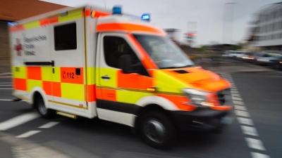 Auch der Rettungsdienst rückte aus. (Symbolbild) (Foto: Nicolas Armer/dpa)