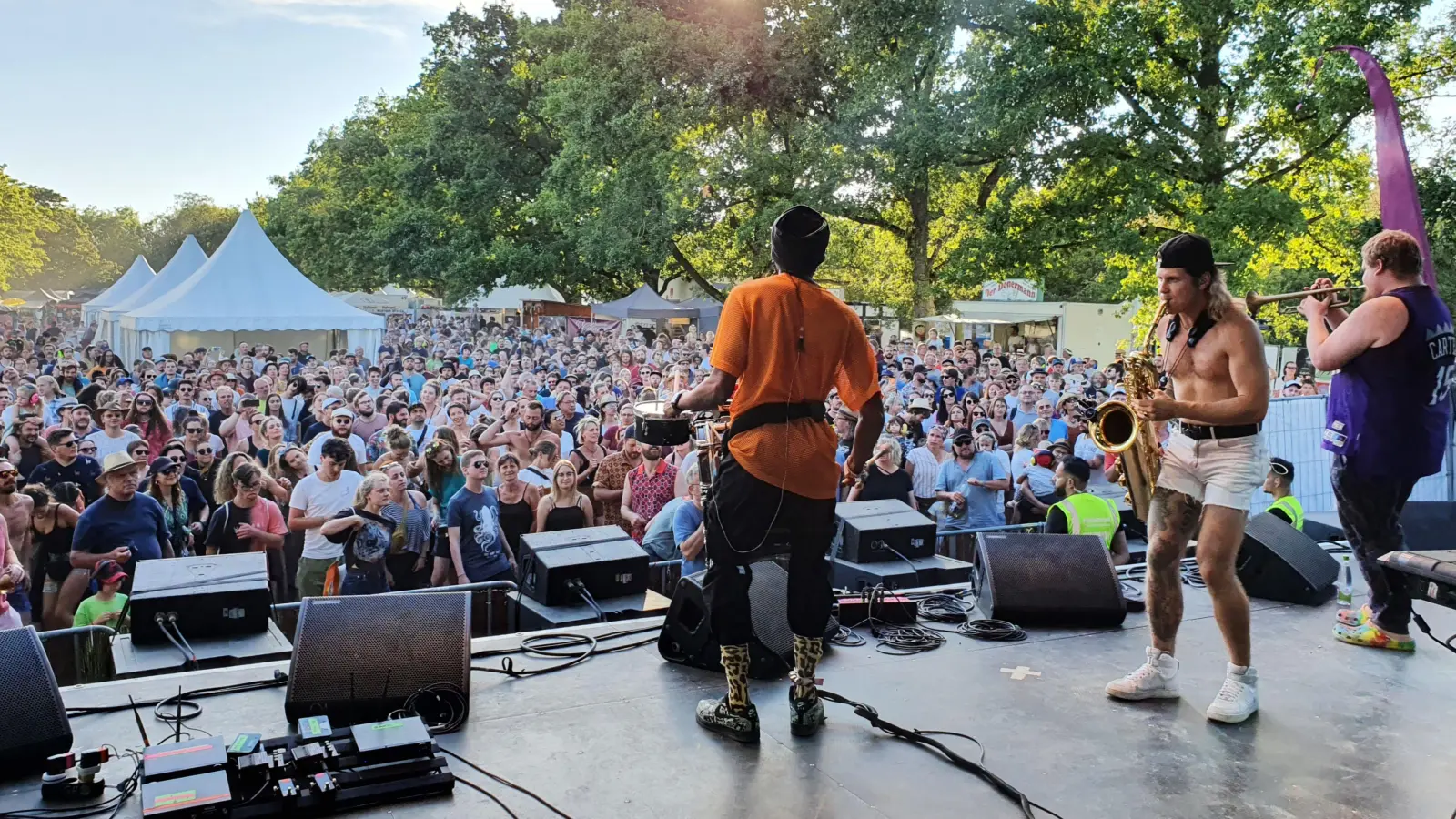 Sorgte 2022 am Sonntagnachmittag für ausgelassene Partystimmung auf dem Weinturm-Plateau: die Brass-House-Band Too Many Zooz. (Foto: Anna Franck)