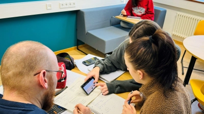 Die Schülerinnen und Schüler an der FOSBOS Triesdorf können selbstständig arbeiten und dabei entscheiden, ob sie dies in Gruppen- oder Einzelarbeit tun. Lehrkräfte unterstützen dabei. (Foto: FOSBOS Triesdorf/Corinna Schriefer)