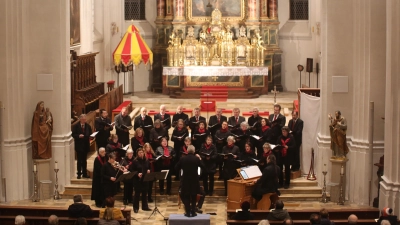 Zum Abschluss des Kirchenjahres am Christkönigssonntag gab es in der Herrieder Stiftsbasilika ein Chorkonzert. Dieses gestalteten der Chor Musica Canterey Bamberg und die Capella Serenissima unter der Leitung von Norbert Köhler. (Foto: Martina Kramer)