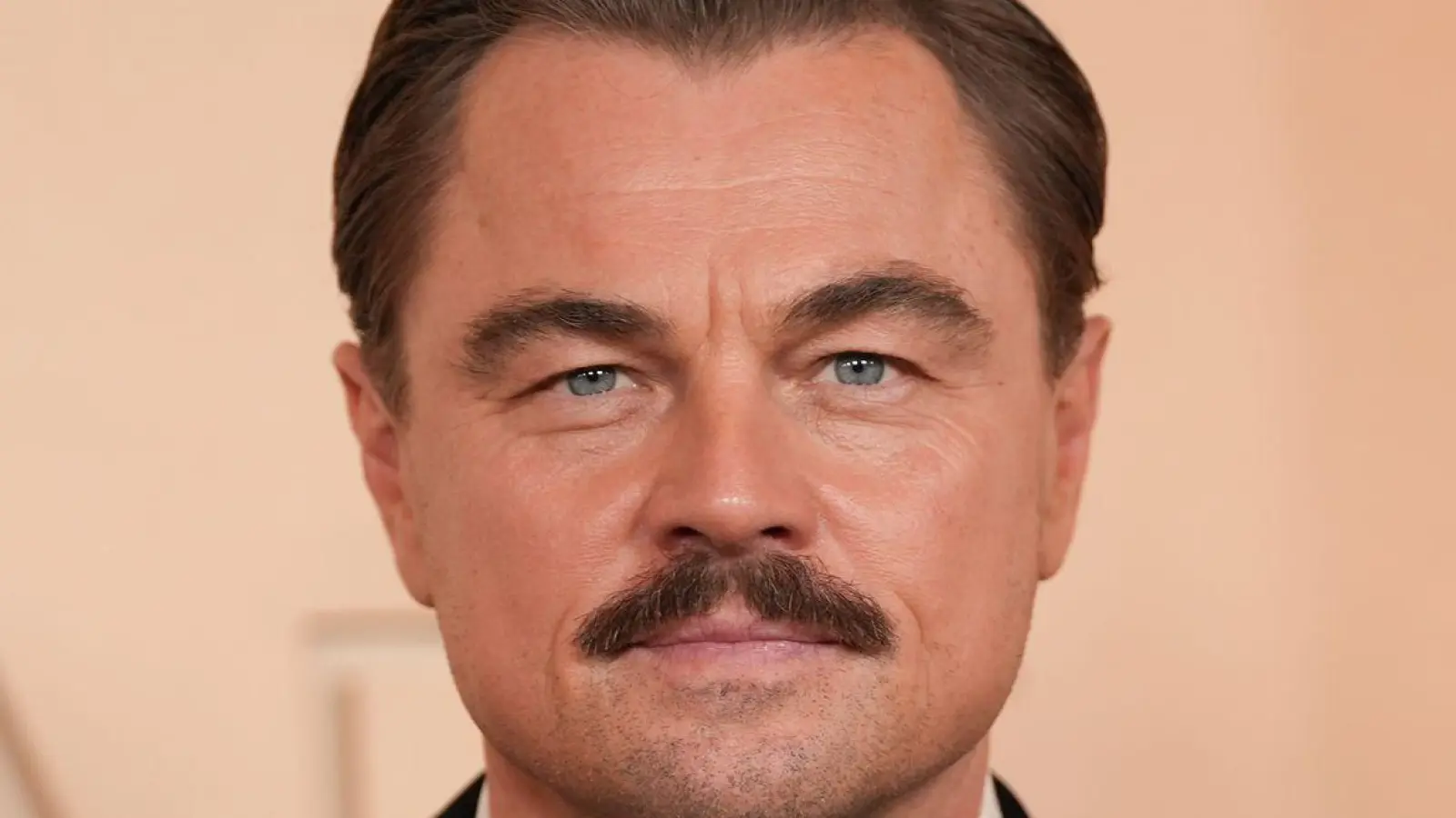 Leonardo DiCaprio mit Schnauzer bei den Oscars 2026 - das sorgte für Gesprächsstoff. (Archivbild) (Foto: Gregory Bull/Invision/AP/dpa)