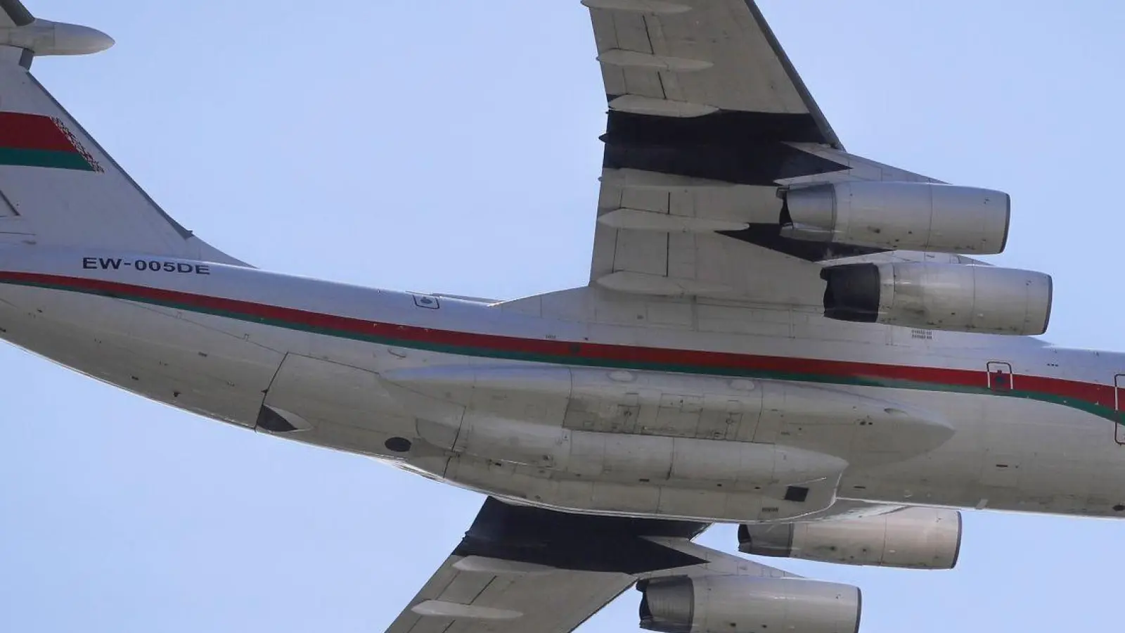 Ein Modell des schweren Transportflugzeugs Iljuschin Il-76 (Archivbild). (Foto: Sergei Grits/AP/dpa)