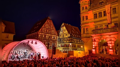 Einzigartige Festivalatmosphäre: Die fränkische Fachwerkkulisse des Marktplatzes harmonierte wunderbar mit den strahlenden Stimmen auf der Bühne, auf der auch der St.-Jakobs-Chor einige Lieder beisteuerte. (Foto: Jürgen Binder)