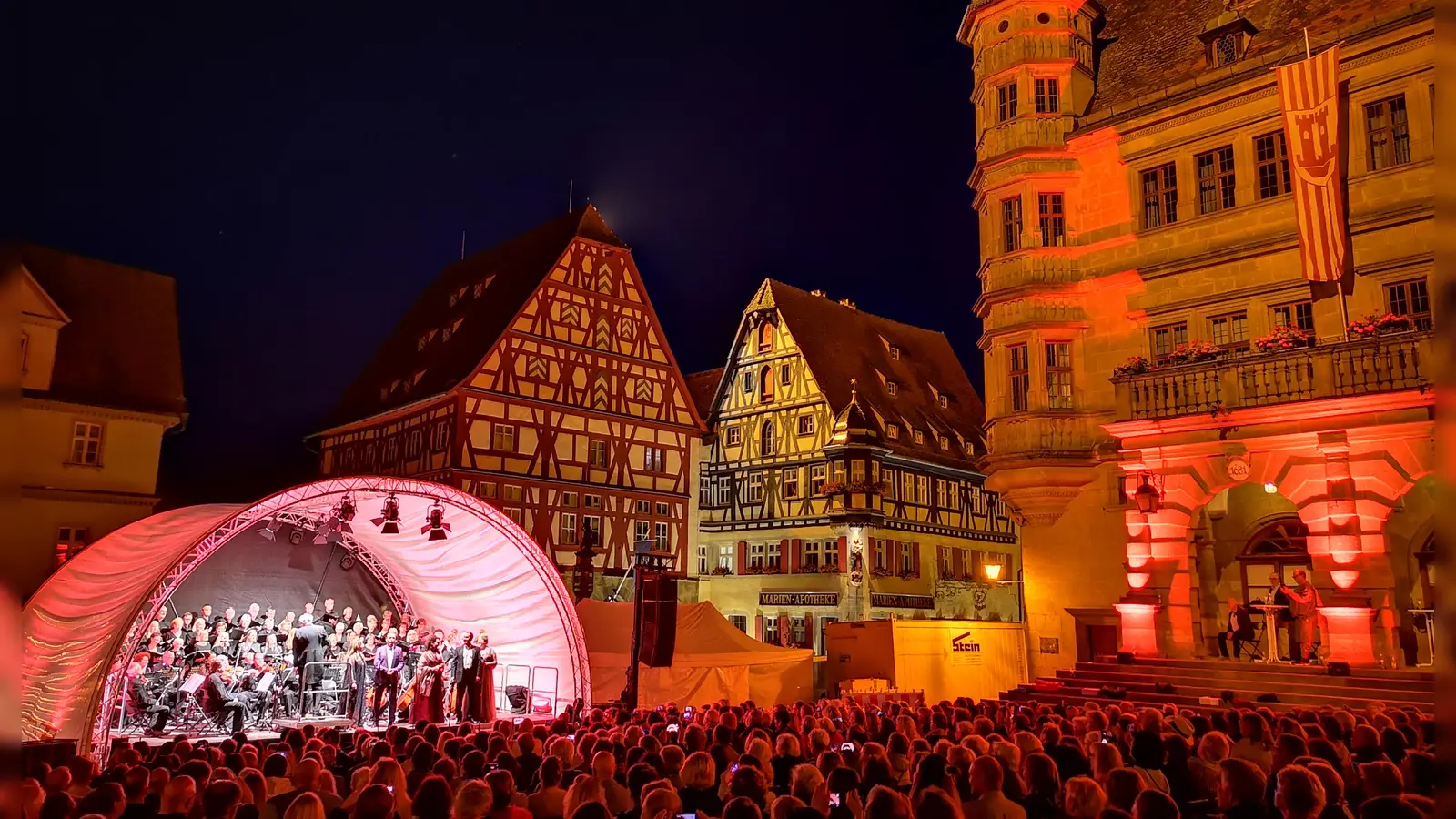Einzigartige Festivalatmosphäre: Die fränkische Fachwerkkulisse des Marktplatzes harmonierte wunderbar mit den strahlenden Stimmen auf der Bühne, auf der auch der St.-Jakobs-Chor einige Lieder beisteuerte. (Foto: Jürgen Binder)