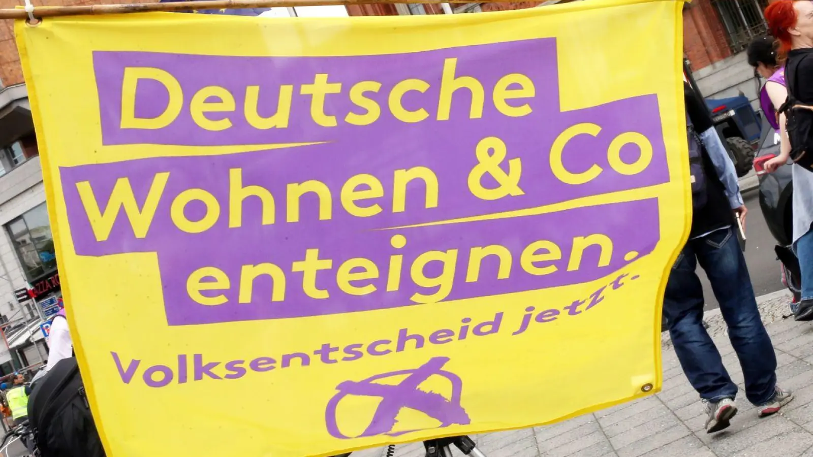 2021 hatte sich eine Mehrheit bei einem Volksentscheid für die Vergesellschaftung großer Wohnungsunternehmen ausgesprochen. (Archivbild) (Foto: Wolfgang Kumm/dpa)