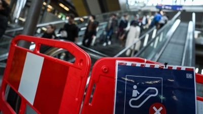 Die allermeisten Rolltreppen im Berliner Hauptbahnhof fahren nach Angaben der Bahn wieder. (Archivbild) (Foto: Britta Pedersen/dpa)