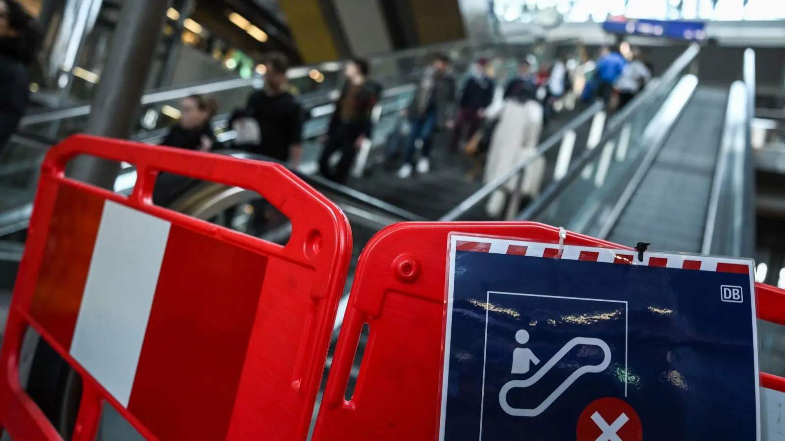 Die allermeisten Rolltreppen im Berliner Hauptbahnhof fahren nach Angaben der Bahn wieder. (Archivbild) (Foto: Britta Pedersen/dpa)