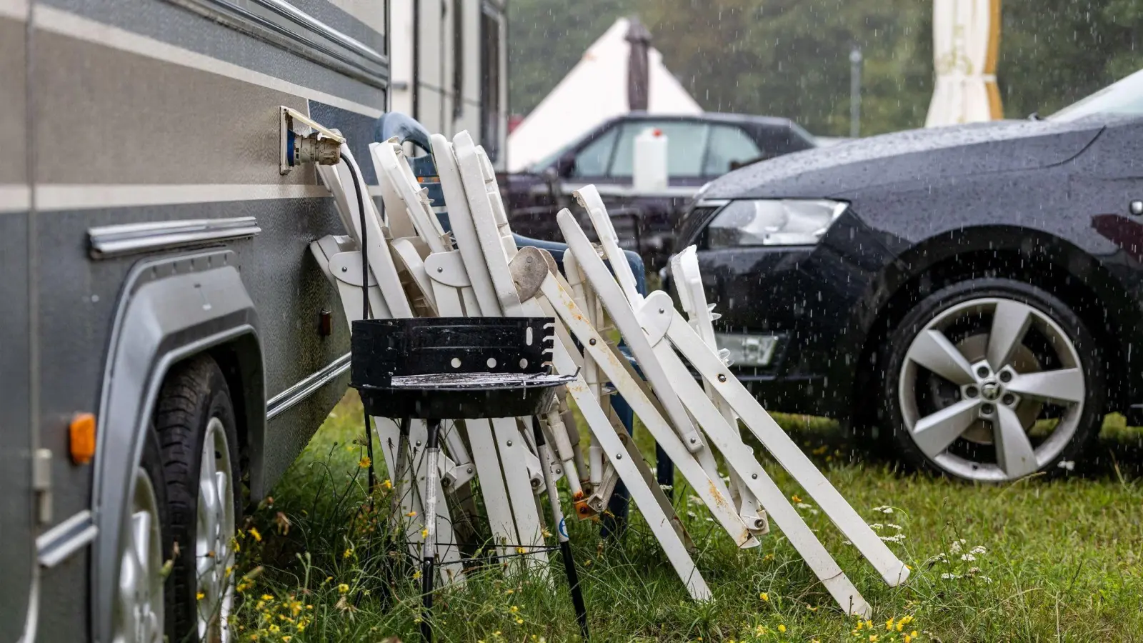 Auf ergiebigen Regen folgt oft Matsch. Manchmal stecken Fahrzeuge darin fest. Wie lässt sich das Gefährt wieder befreien? (Foto: Christian Lademann/dpa/dpa-tmn)