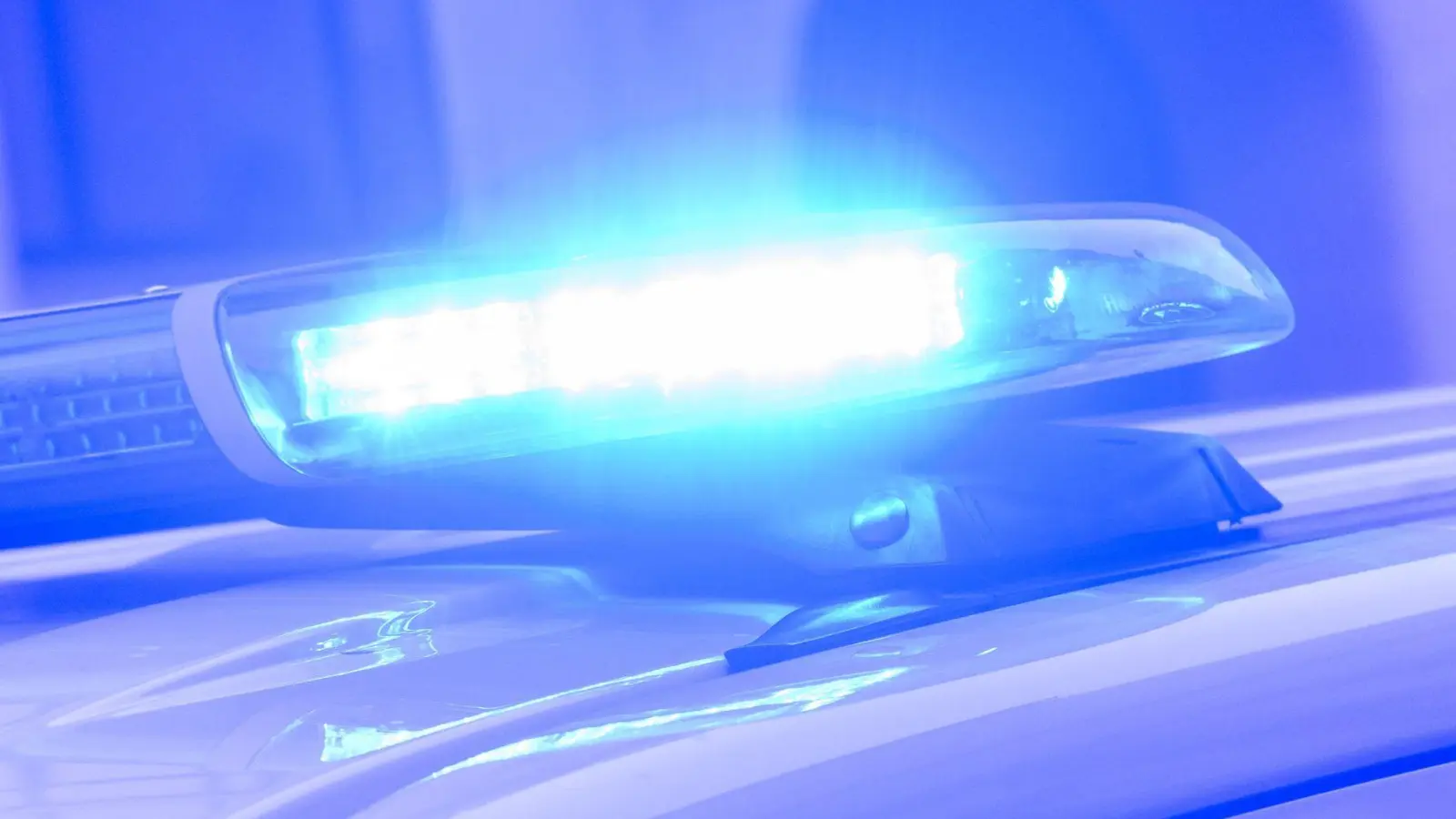 Ein Einbrecher klaut etwas Bargeld, Werkzeug und ein Ladekabel - und hinterlässt zwei Kästen Bier. (Symbolbild) (Foto: Julian Stratenschulte/dpa)