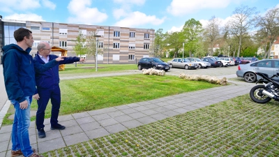 Der derzeitige Leiter der Abteilung Pflanzenbau und Versuchswesen Markus Heinz (links) wird am 1. Juli Nachfolger von Direktor Otto Körner (rechts). Beide schauen auf den Ort, wo das neue Gästehaus gebaut werden soll: der Parkplatz zwischen Mensa und einem Neubau. (Foto: Jim Albright)