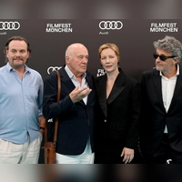 Die Schauspielerinnen und Schauspieler des Films „Vaterland“ bei der Deutschlandpremiere. (Foto: Felix Hörhager/dpa)