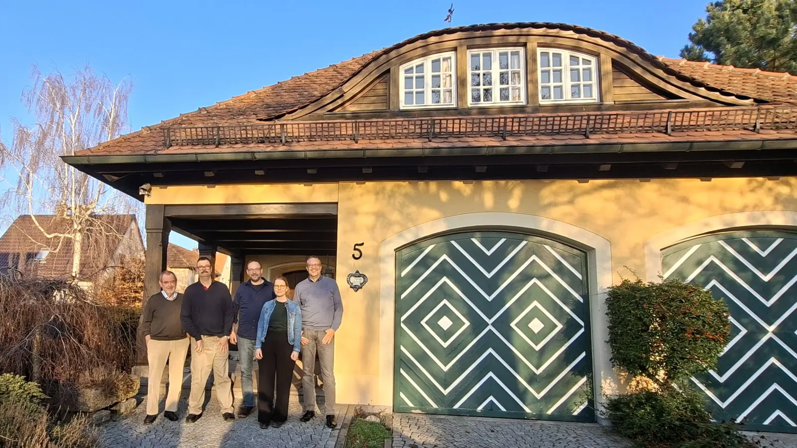 Peter Schmitt, Oliver Fröba, Uwe Salvasohn, Juliane Ortner und Michael Breuker vor der Villa Fröba in Rothenburg. Hier soll eine Wohngemeinschaft für Menschen mit Behinderung entstehen.  (Foto: Daniela Ramsauer)