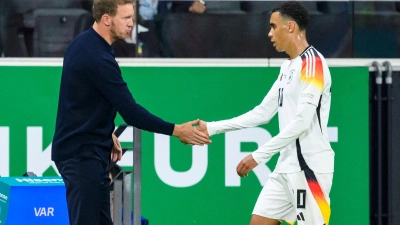 Julian Nagelsmann muss noch warten, bis er Jamal Musiala wieder im Kreis der Nationalmannschaft begrüßen kann. (Archivbild) (Foto: Tom Weller/dpa)
