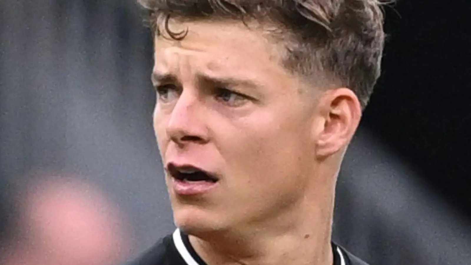 Frustriert: Augsburgs Torwart Finn Dahmen nach der 2:3-Niederlage in Bremen.  (Foto: David Inderlied/dpa)