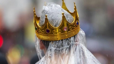 Regencape mit Krone: Die rheinischen Narren mussten an Weiberfastnacht tapfer sein. (Foto: Thomas Banneyer/dpa)