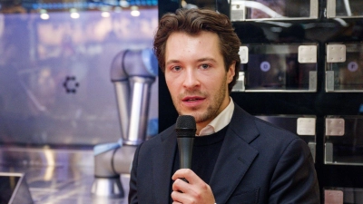 Circus-Gründer Bullwinkel spricht bei der Vorstellung des Kochroboters CA-1 in einem Rewe-Markt. (Archivbild)  (Foto: Henning Kaiser/dpa)