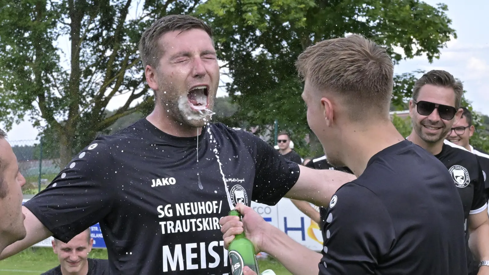 Meister werden macht durstig: Die SG Neuhof/Trautskirchen sicherte sich am letzten Spieltag den Titel in der Kreisklasse 2. Das wurde heftig gefeiert. (Foto: Martin Rügner)