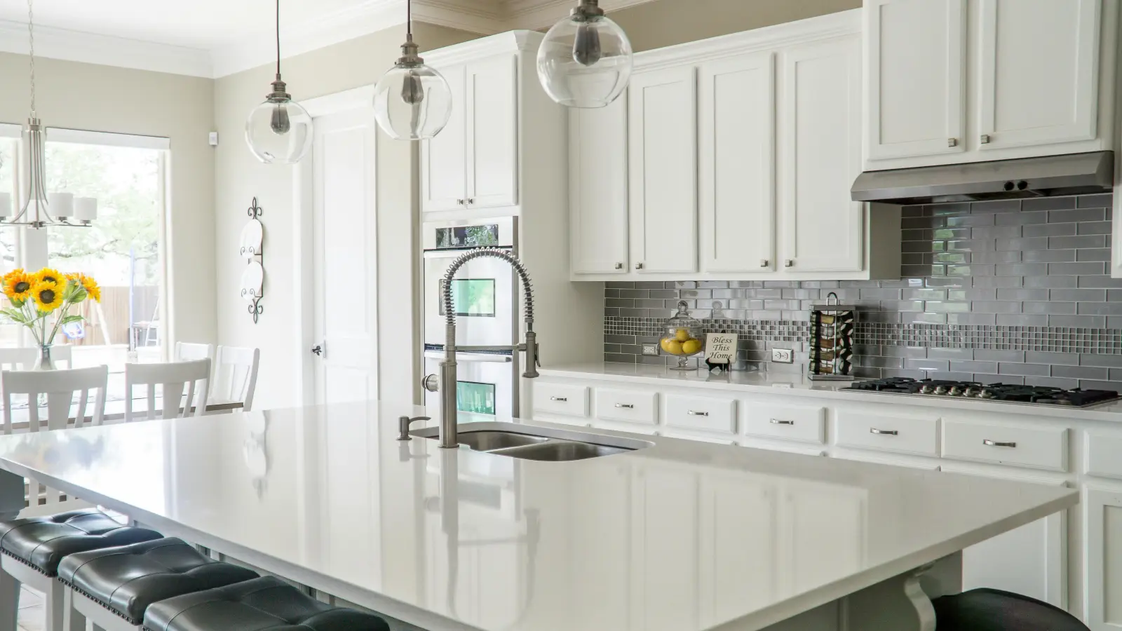 In Küchen mit Kochinsel spannt sich das Arbeitsdreieck in Richtung gegenüberliegender Küchenzeile auf. Idealerweise werden der Herd oder die Spüle in der Kücheninsel platziert.  (Foto: Pexels)