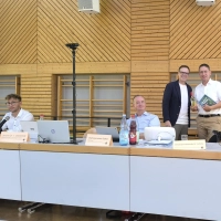 Landrat Marco Meier (links) wurde zum neuen Vorsitzenden des Regionalen Planungsverbands gewählt. Oberbürgermeister Thomas Deffner (Zweiter von links) ist einer seiner weiteren Stellvertreter. Landrat Dr. Christian von Dobschütz (Dritter von links) würdigte die Verdienste des bisherigen Vorsitzenden Dr. Jürgen Ludwig.  (Foto: Thomas Schaller)