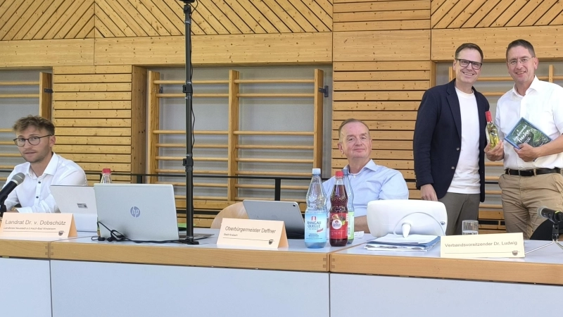 Landrat Marco Meier (links) wurde zum neuen Vorsitzenden des Regionalen Planungsverbands gewählt. Oberbürgermeister Thomas Deffner (Zweiter von links) ist einer seiner weiteren Stellvertreter. Landrat Dr. Christian von Dobschütz (Dritter von links) würdigte die Verdienste des bisherigen Vorsitzenden Dr. Jürgen Ludwig.  (Foto: Thomas Schaller)