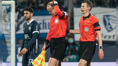 Der VfL Bochum hat sich nach einem Bierbecherwurf einen Teil der Geldstrafe vom Täter zurückgeholt. (Foto: Bernd Thissen/dpa)