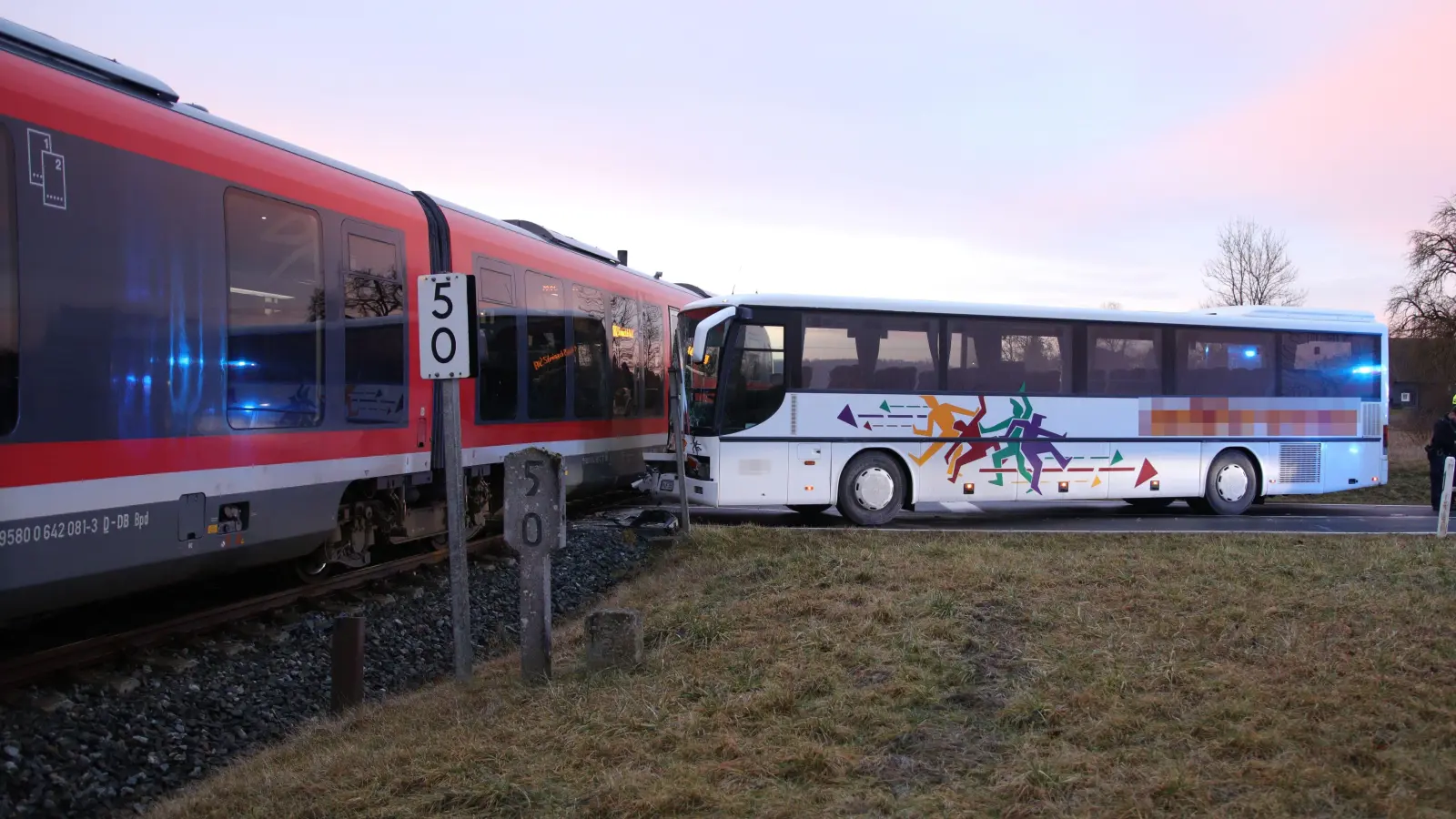 Im Steinsfelder Ortsteil Hartershofen kam es am Donnerstagmorgen zu einem Unfall. (Foto: NEWS5/Markus Zahn)