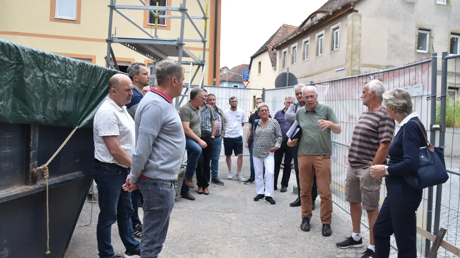 An der Baustelle am Torturm erklärt Architekt Karlheinz Liebberger (Dritter von rechts) den Sachstand der Sanierung. (Foto: Andreas Reum)