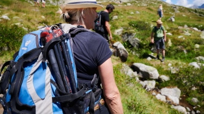 Beim Wandern sollte man ausreichend trinken: Trinkblasen sind da praktisch, aber ihre Reinigung kann mühsam sein. (Foto: Annette Riedl/dpa/dpa-tmn)