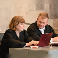 Die Verteidigung mit Julia Weinmann und Dr. Wolfgang Staudinger hatte bisher mit ihren Anträgen wenig Erfolg. (Foto: Manfred Blendinger)
