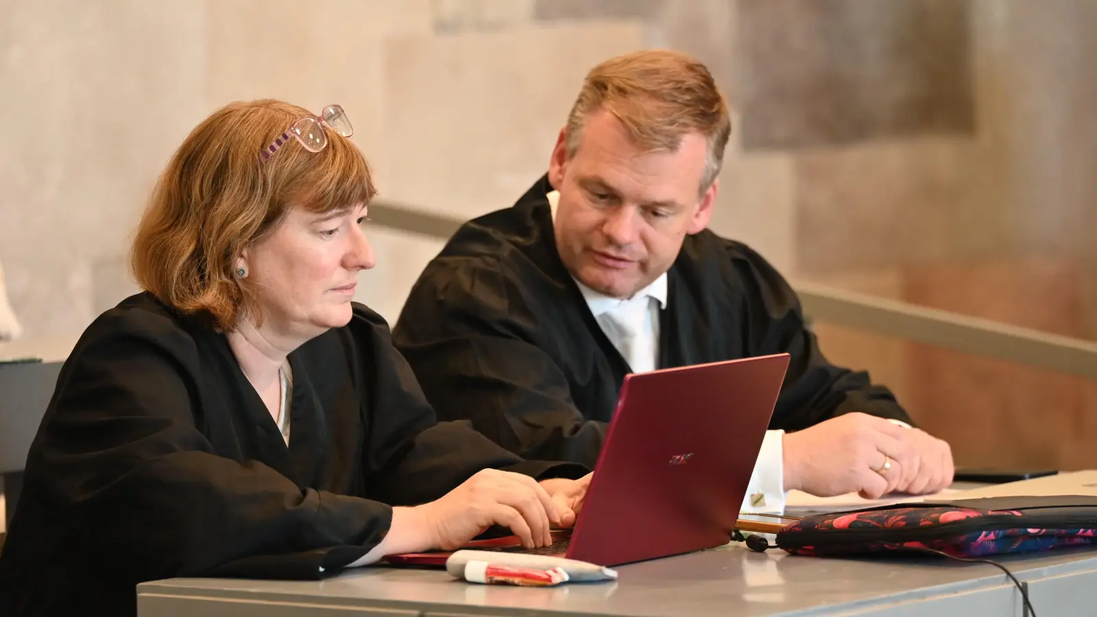 Die Verteidigung mit Julia Weinmann und Dr. Wolfgang Staudinger hatte bisher mit ihren Anträgen wenig Erfolg. (Foto: Manfred Blendinger)