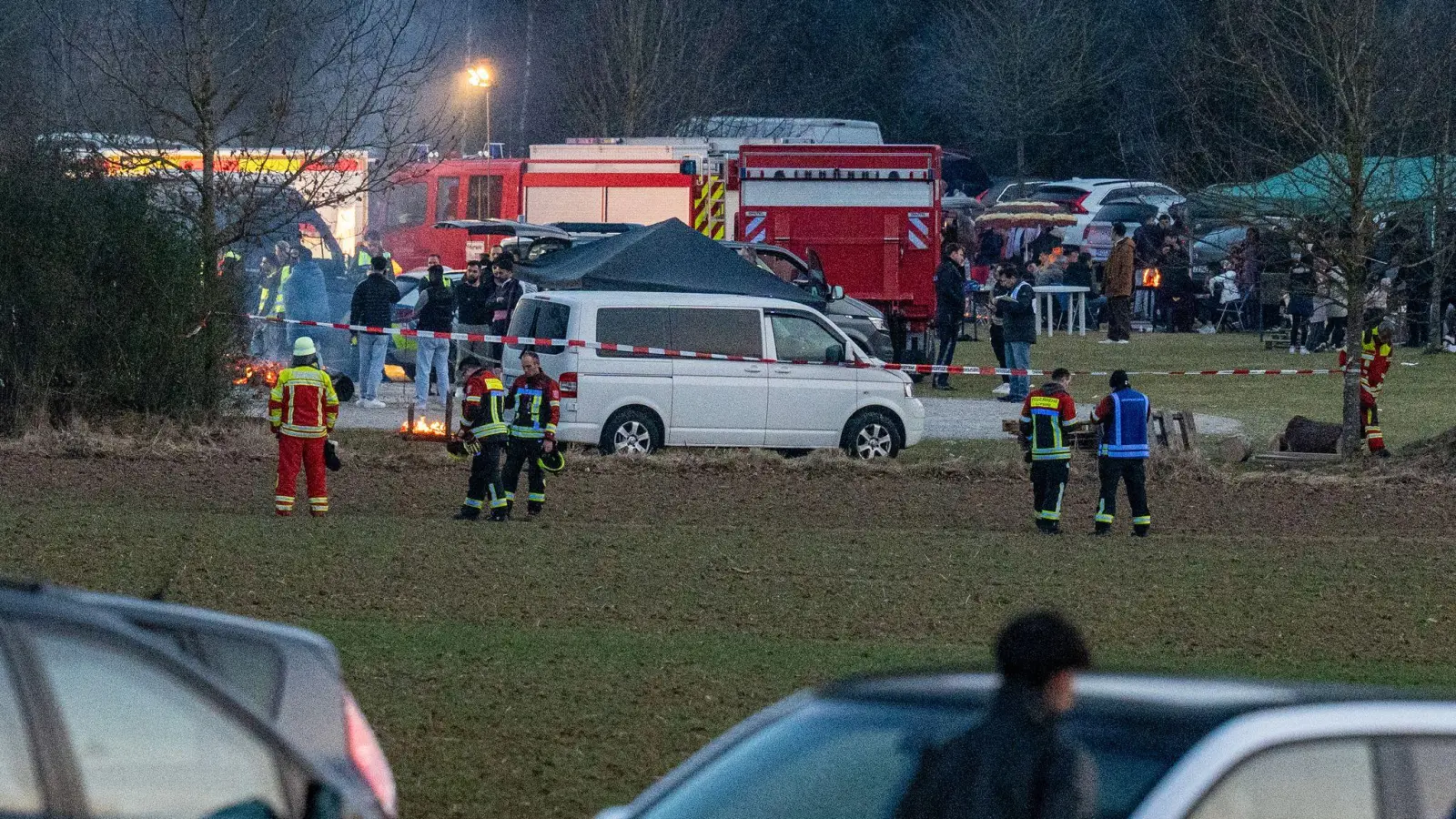 Polizei und Einsatzkräfte stehen nach einem Zwischenfall am Rand einer Feier. Bei einer großen Feier unter freiem Himmel im oberpfälzischen Parsberg ist ein Mann getötet worden.  (Foto: Armin Weigel/dpa)