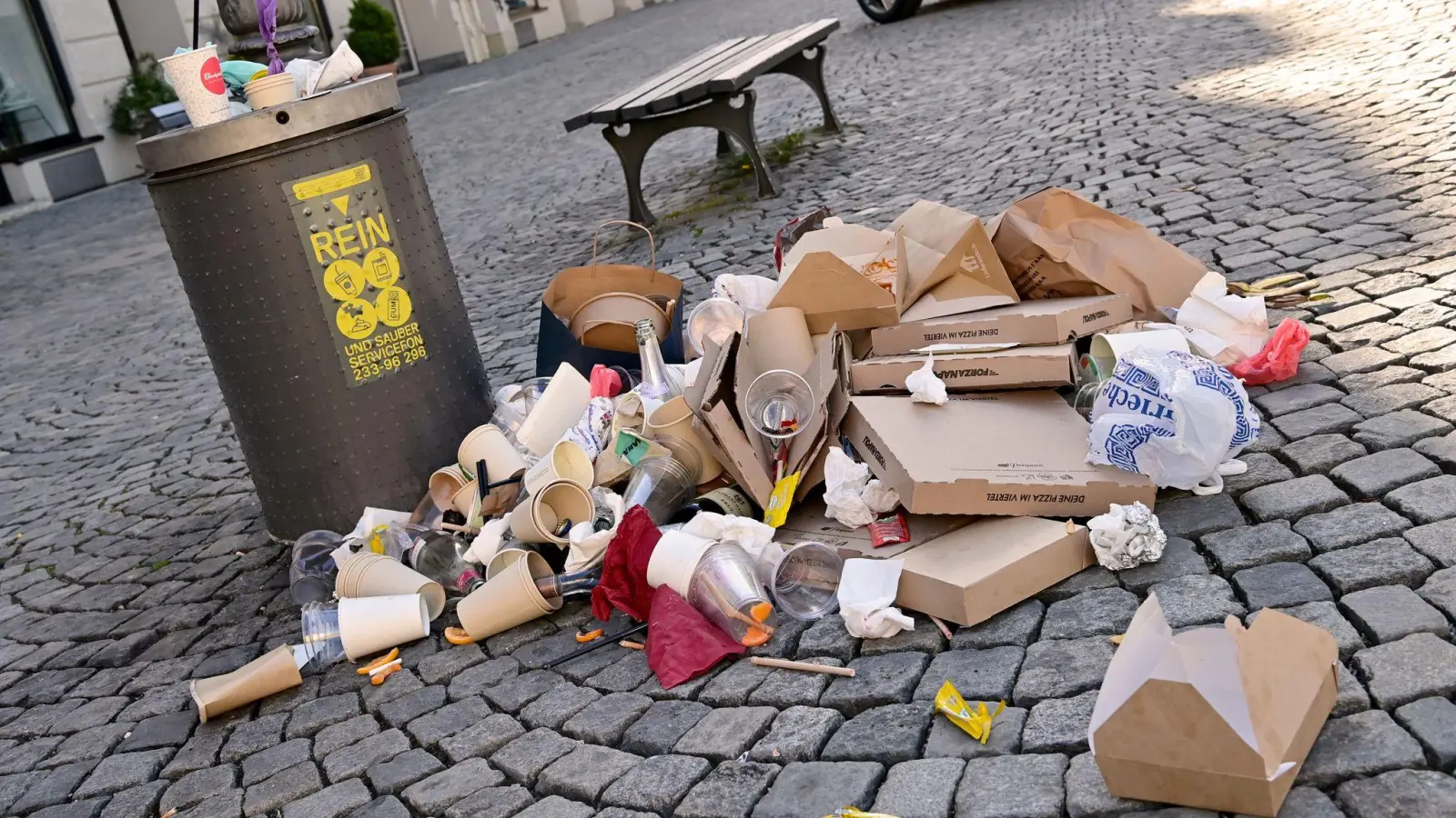 Solche Müllansammlungen in der Innenstadt soll eine kommunale Verpackungssteuer zurückdrängen. Bayerische Städte stehen der Steuer bislang zurückhaltend gegenüber. (Archivbild) (Foto: Peter Kneffel/dpa)