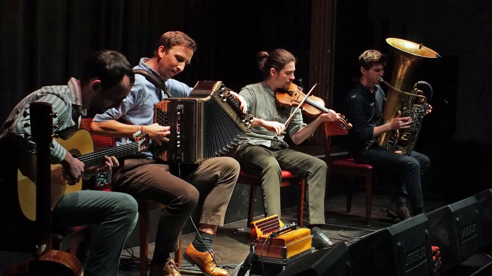 Machen Volksmusik eigener Art und sind zusammen Maxjoseph (von links): Georg Unterholzner, Andreas Winkler, Nathanael Turban und Florian Mayrhofer. (Foto: Elke Walter)