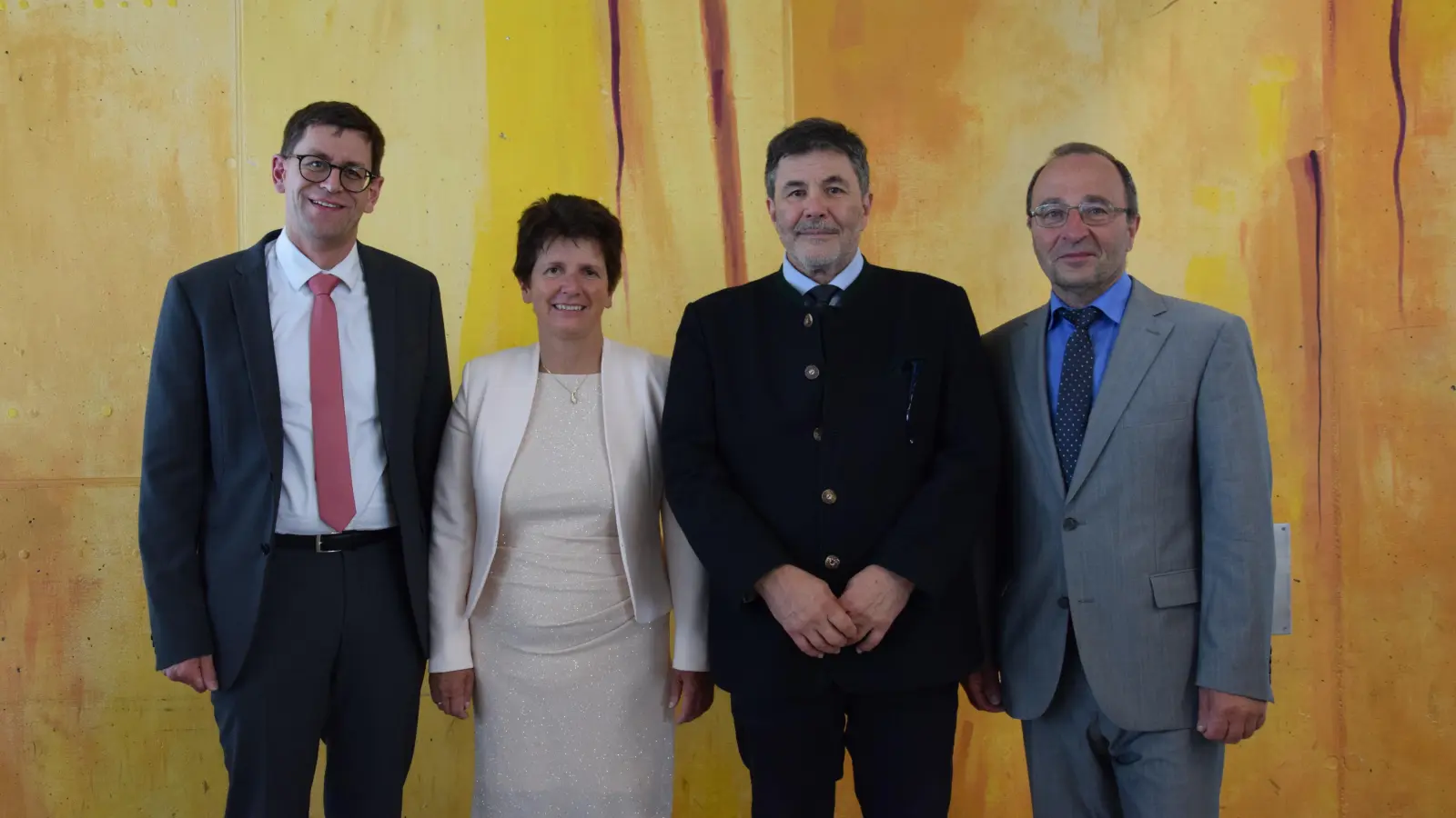 Im feierlichen Rahmen wurde Jochen Heldmann (Zweiter von rechts) in den Ruhestand verabschiedet. Mit dabei waren unter anderem (von links) sein Nachfolger Tobias Herber, Ministerialbeauftragte Dr. Gabriele Kuen und stellvertretender Schulleiter Manfred Ott. (Foto: Florian Schwab)