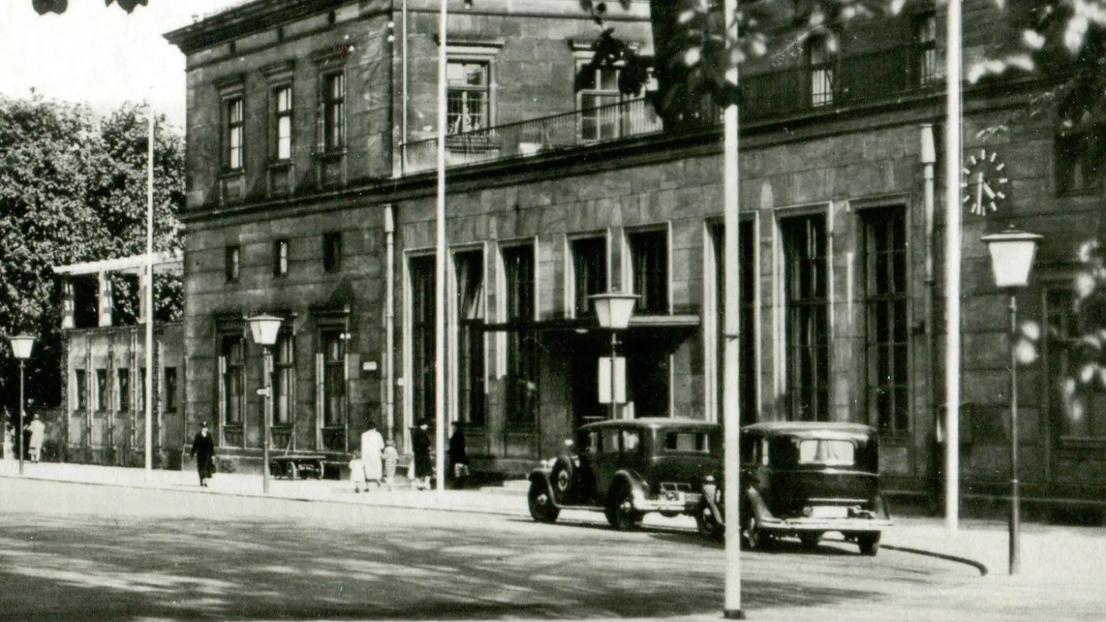 Der Ansbacher Bahnhof in den 1920er-Jahren: Wer hier in den Zug steigt, kann sich über „hübschen Bildschmuck“, Fenstervorhänge, Seife und Handtücher in den „Polster-Klassen“ freuen. (Repro: Alexander Biernoth)