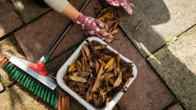 Nach dem Winter braucht auch die Terrasse einen Frühjahrsputz. (Foto: Christin Klose/dpa-tmn)