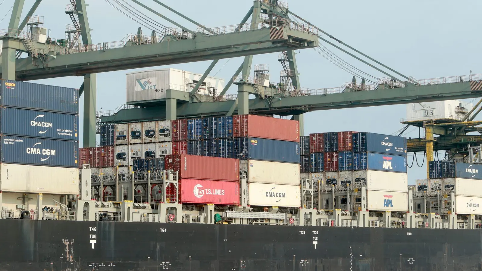 Container werden in Vietnam auf ein Schiff verladen. (Archivbild) (Foto: Hau Dinh/AP/dpa)